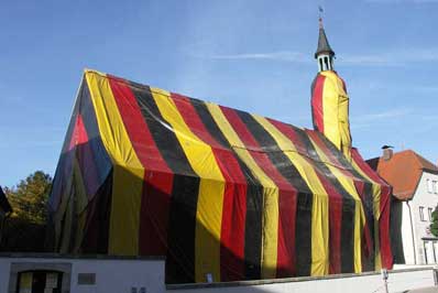 In deutsche Farben gehüllte Kirche in Gunzenhausen