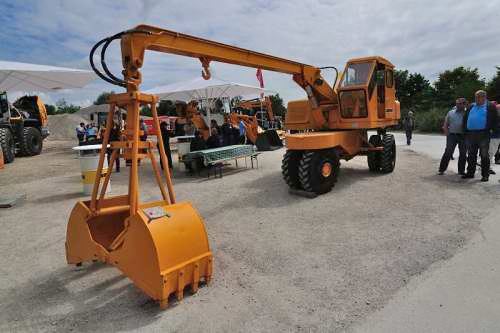 Der erste Hydraulikbagger Europas, der Liebherr L300 von 1954 beim Oldtimer-Nutzfahrzeugtreffen 2016 im Kieswerk Ebenhöh.