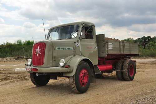 1961 Henschel HS 100 AK beim Oldtimer-Nutzfahrzeugtreffen 2016 im Kieswerk Ebenhöh