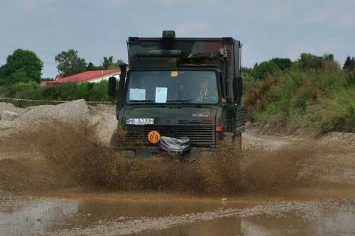 1980 Mercedes-Benz Unimog U 1300 L beim Oldtimer-Nutzfahrzeugtreffen 2016 im Kieswerk Ebenhöh