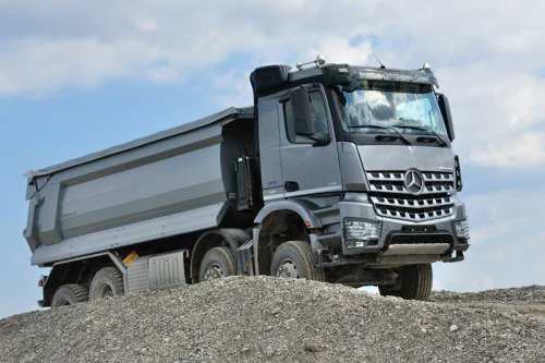 Mercedes Antros 4-Achs-Kipper beim Oldtimer-Nutzfahrzeugtreffen 2016 im Kieswerk Ebenhöh