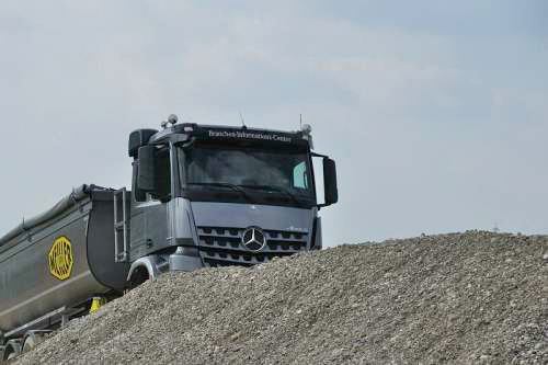 Mercedes Antros mit Meiller Muldenauflieger beim Oldtimer-Nutzfahrzeugtreffen 2016 im Kieswerk Ebenhöh