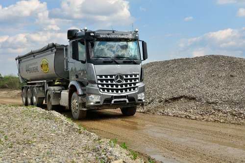2016 Mercedes Antros beim Oldtimer-Nutzfahrzeugtreffen 2016 im Kieswerk Ebenhöh