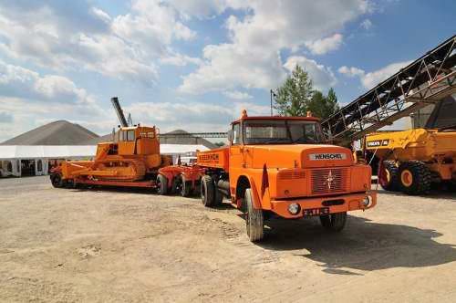 Henschel H 161 AK mit 1960 Kaelble PR660 Planierraupe auf Kässbohrer Tieflader der Kieswerke Ebenhöh