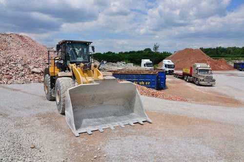 Radlader und LKW im Kieswerk Ebenhöh