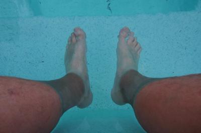 Beine im Pool