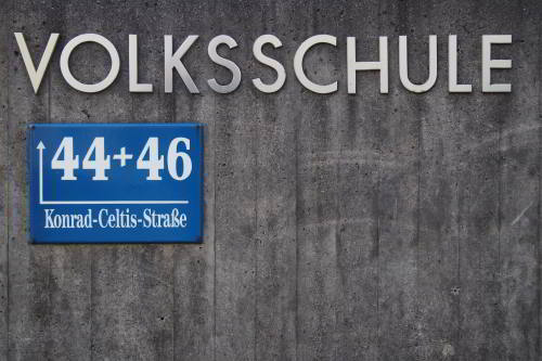 Schild mit Hausnummern