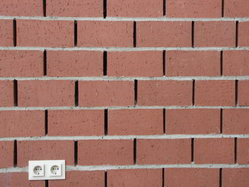 Ziegelwand mit Steckdose