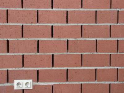 Ziegelwand mit Steckdose
