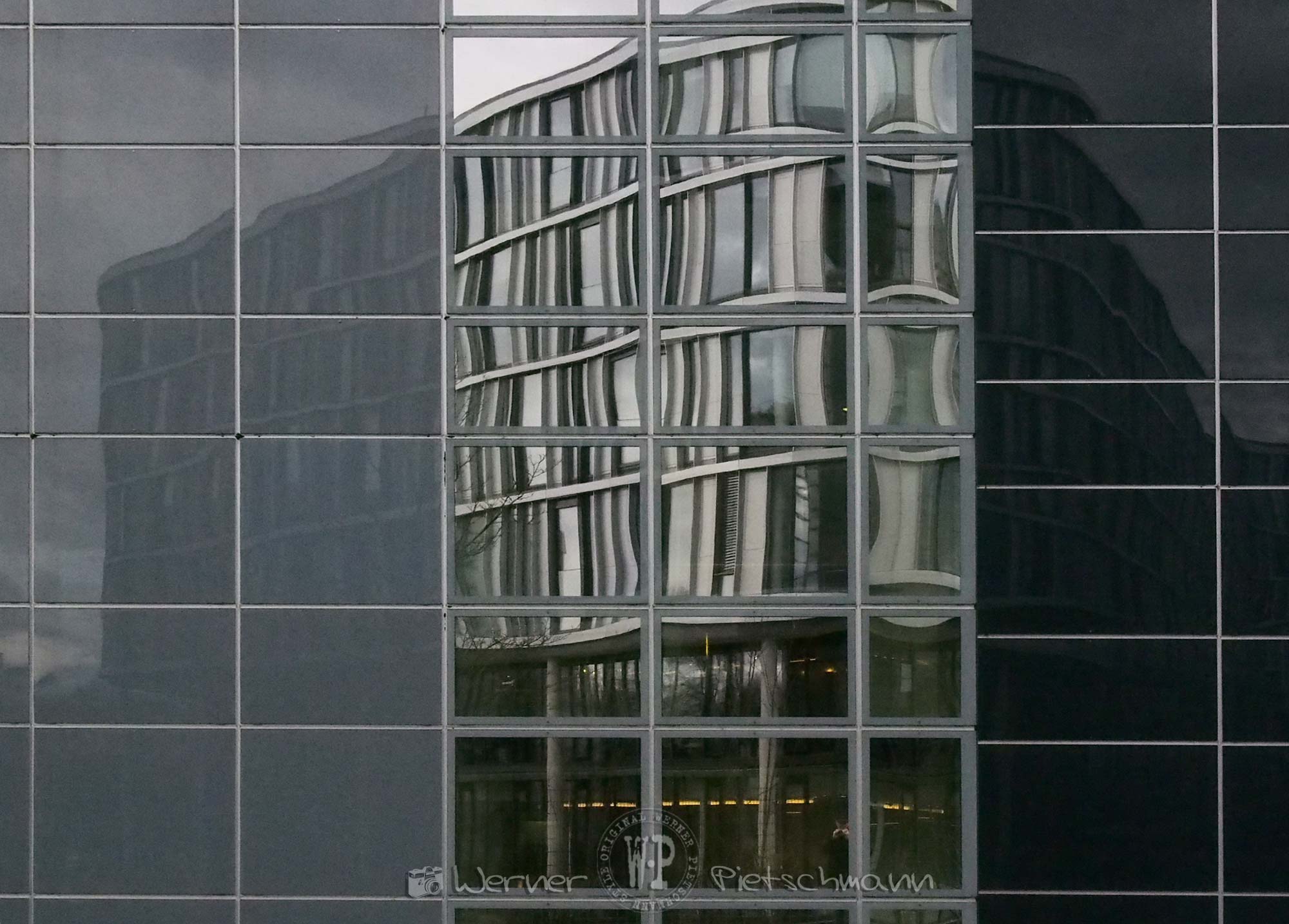 verspiegelte Hausfassade moderner Architektur