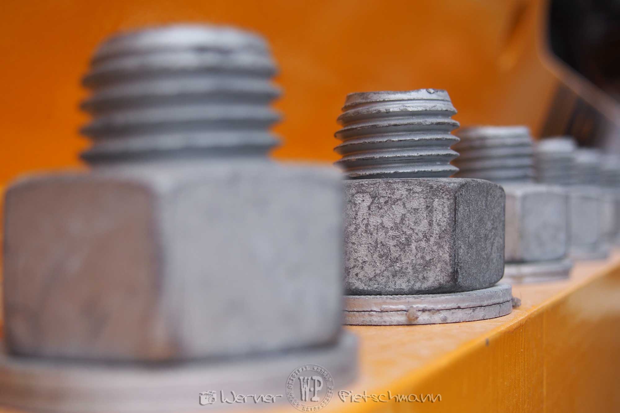 Schrauben und Muttern