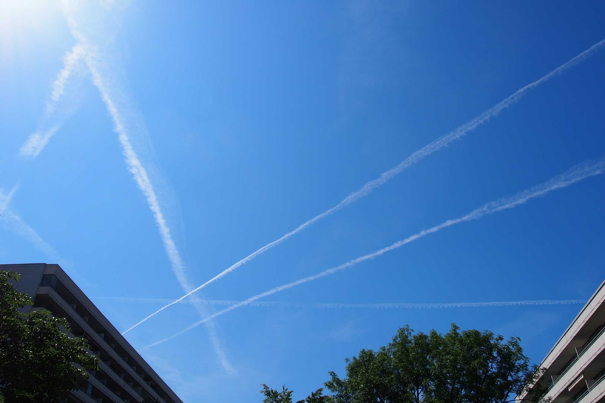 Kondesstreifen am Himmel