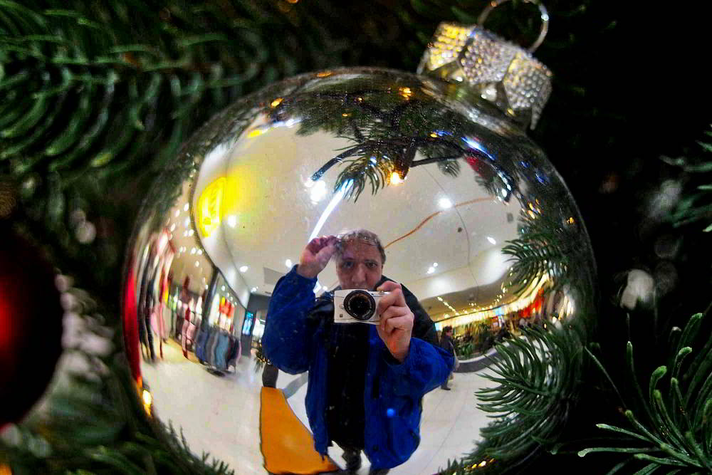 Weihnachtsbaumkugelselfie