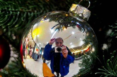 Weihnachtsbaumkugelselfie