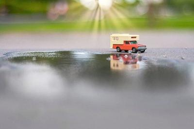 Spielzeug-Wohnmobil von Matchbox vor einer Pfütze