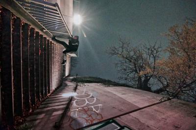 Urban-Exploerer - Kletteraktion an einer Mauer