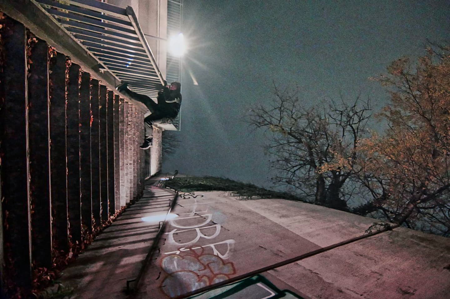 Urban-Exploerer - Kletteraktion an einer Mauer