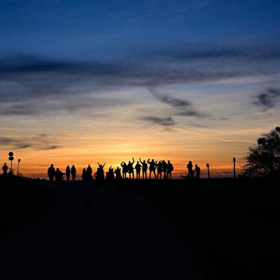 Silhouette einer Menschengruppe im Sonnenuntergang