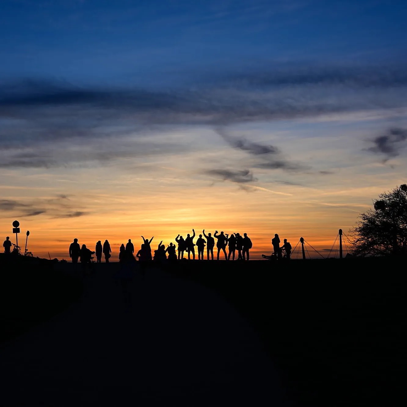 Silhouette einer Menschengruppe im Sonnenuntergang
