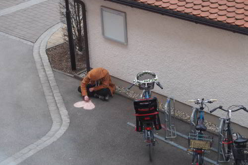 Person malt Herz auf Straße | Foto: © Werner Pietschmann