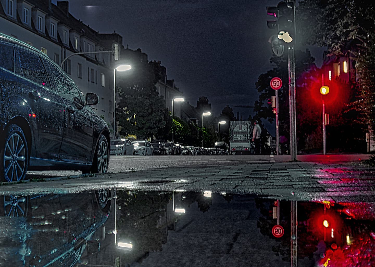 Nächtliche Straßenszene mit Pfütze