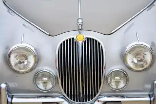 Frontansicht eines Jaguar-Oltdimers