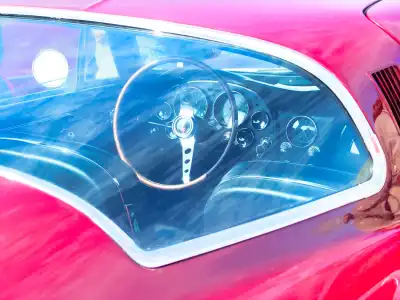 Blick durch das Heckfenster einer 1964 Chevrolet Corvette