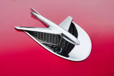 Lufteinlass auf der Motorhaube eines 1956 Buick Century Riviera Serie 60 Hardtop Sedan