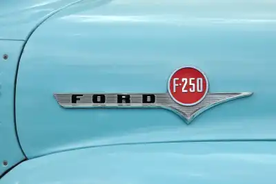 seitliches Logo auf der Motorhaube eines 1953 Ford F-250