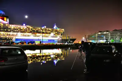 Die Queen Mary II im Cruise Center Hafencity in Hamburg.