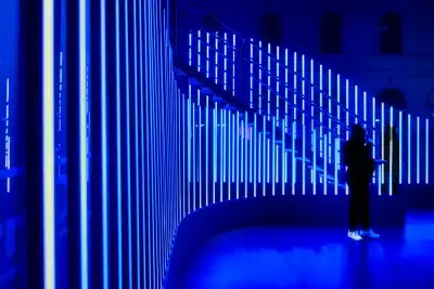 Blaue Lichtinstallation während der IAA Mobility Open Space am Messestand von BYD.