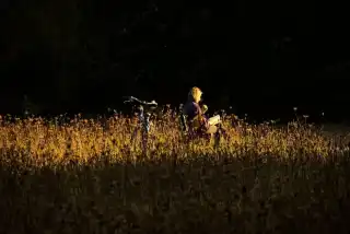 Frau auf Bank im Sonnenlicht