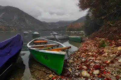 Fischerbote am Sylvensteinstausee