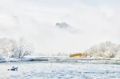 Die Loisach im verschneiten Oberbayern.