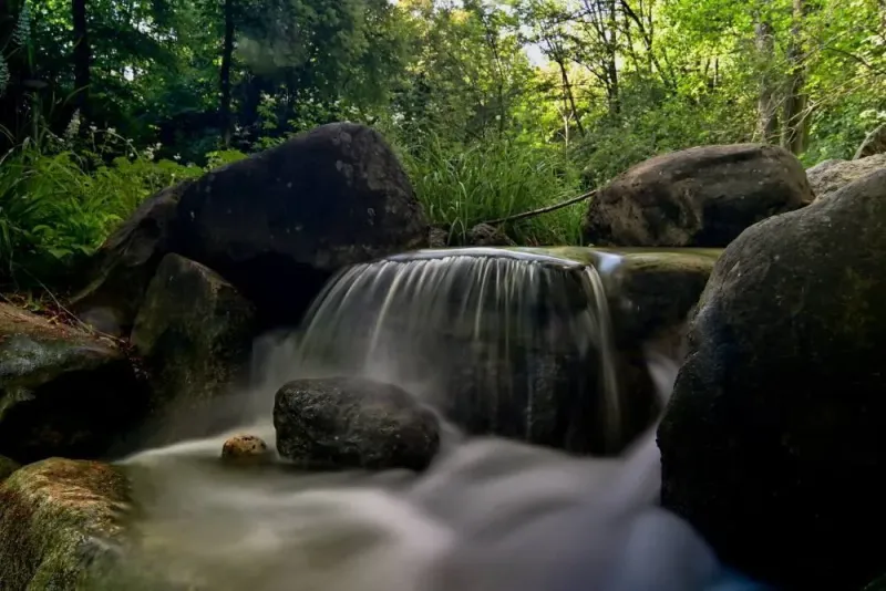 Kleiner Wasserfall, aufgenommen mit langer Belichtungszeit