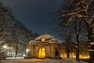 Nachtaufnahme des Hubertusbrunnen in München