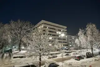 Tief verschneite Straßenansicht