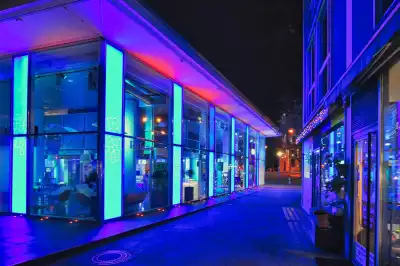 Blau illuminierter BMW-Pavillion am Lenbachplatz in München