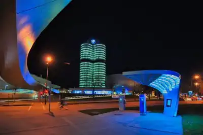 Nachtaufnahme der BMW-Welt in München