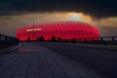 Rot beleuchtete Allianz Arena in München
