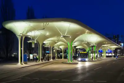 Nachtaufnahme der Haltestelle Münchner Freiheit in München
