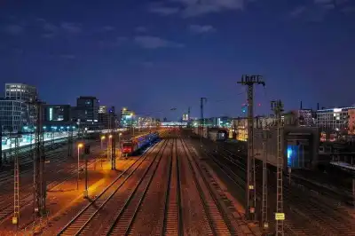 Gleisanlagen an der Donnersbergerbrücke in München bei Nacht