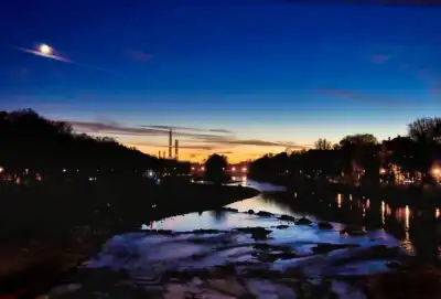 nächtlicher Blick von der Münchner Reichenbachbrücke auf die Isar