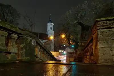 Lichtspuren an der alten Sendlinger Kirche in München