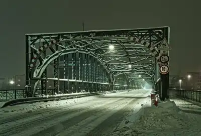Nachtaufnahme der verschneiten Hackerbrücke in München
