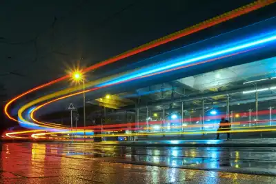 Lichtspuren eines Linie busses an der Haltestelle Westfriedhof in München