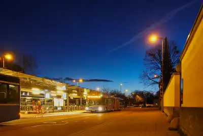Nachtaufnahme an der Haltestelle Westfriedhof in München