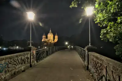 Kabelsteg über die Isar, im Hintergrund die Lukaskirche