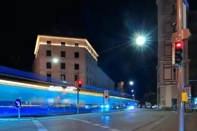 Lichtspuren einer Straßenbahn in die Pacellistraße in München