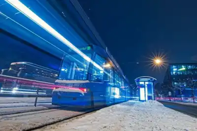 Langzeitbelichtung einer Straßenbahn in der Arnulfstraße in München
